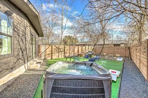 Trendy Stay for 12 with Hot Tub Mins to DT 6th St
