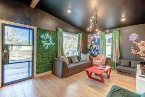 Trendy Stay for 12 with Hot Tub Mins to DT 6th St