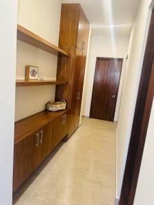 Spacious 4B Retreat, Walk to Beach, Rooftop Views