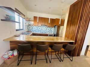 Spacious 4B Retreat, Walk to Beach, Rooftop Views