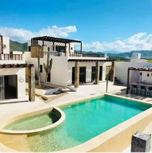 Spacious 4B Retreat, Walk to Beach, Rooftop Views