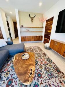 Spacious 4B Retreat, Walk to Beach, Rooftop Views