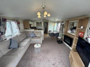 Golden Palm Resort - Willerby Avonmore - Coastal Caravan Breaks