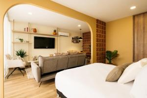 Modern Paisa Inspired Apt in Laureles