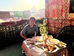 2 Jana Pyramids view inn