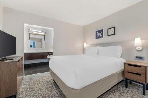 One-Bedroom Queen Suite room in Sonesta ES Suites Torrance Redondo Beach