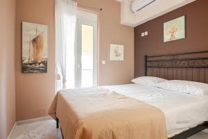 "La Vie Est Belle" by the sea Rethymno