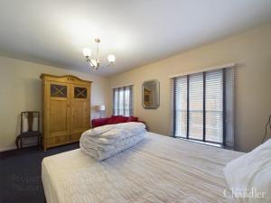 2BR City Flat Walk to Buchanan Hydro with Parking