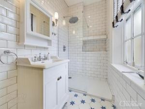 2BR City Flat Walk to Buchanan Hydro with Parking