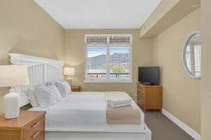 Lakefront Getaway at The Cove