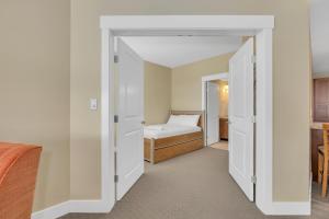 Lakefront Getaway at The Cove