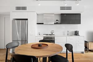 Sleek City Flat, 5-Star Location with Free Parking