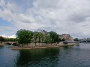 Appartement de Charme sur lÎle Saint-Louis - Élégance & Authenticité au Cœur de Paris