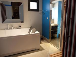 B&B / Chambres d'hotes Be Loft B&B Pool & Spa : Chambre Double avec Baignoire Spa et Sauna