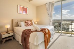 Zenith Shore - Resort Living above Surfers Paradise