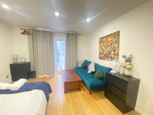 5 Bed House - Sleeps 10 - Pets - Parking - Wifi