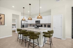 5 Bedrooms 4 Bathrooms Windsor Cay 16214Tw