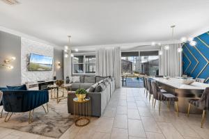 7 Bedrooms 5 Bathrooms Storey Lake 4529Tb