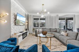 7 Bedrooms 5 Bathrooms Storey Lake 4529Tb