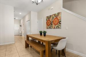 5 Bedrooms 4 Bathrooms Storey Lake 4837Ct