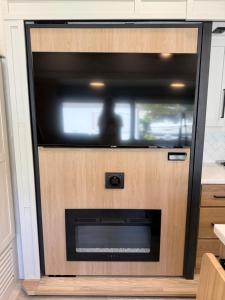 Stylish RV with 2 Bedrooms, 2 Lofts and 2 Bathrooms