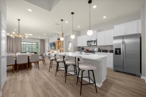 7 Bedrooms 55 Bathrooms Windsor Cay 16228Sk