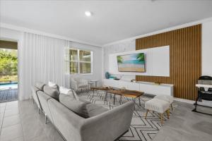 9 Bedrooms 5 Bathrooms Storey Lake 2980Pl