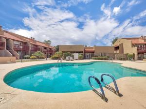 Luxe 2BR Condo Next to Pool Trails & Mountain