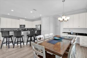 5 Bedrooms 55 Bathrooms Re701Gb