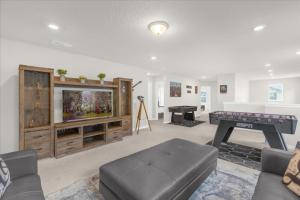 6 Bedrooms 4 Bathrooms Solterra 7211 Ol