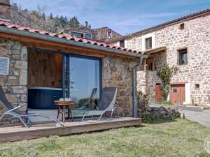 Gîte en pierre du 18ème siècle avec vue sur vallée, jacuzzi et terrasses - FR-1-496-335