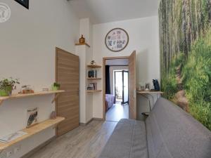 Gîte en pierre du 18ème siècle avec vue sur vallée, jacuzzi et terrasses - FR-1-496-335