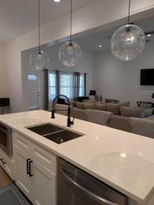 Modern 4BR 3BA Family Retreat Douglasville