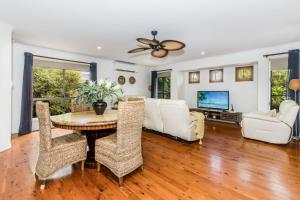 Palms in Paradise - pet friendly airconditioned beach house