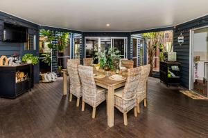 Palms in Paradise - pet friendly airconditioned beach house