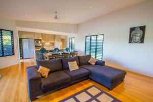 Surf Hunter - holiday house walk to beach, cafes , byo linen