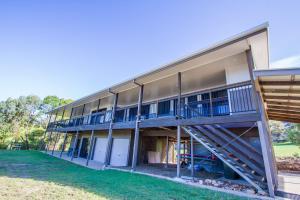 Surf Hunter - holiday house walk to beach, cafes , byo linen