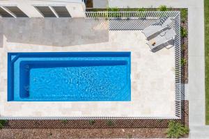 Amira Beach House - air conditioned, pool, walk to beach & cafes