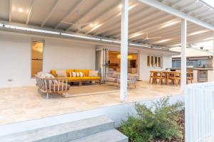 Amira Beach House - air conditioned, pool, walk to beach & cafes