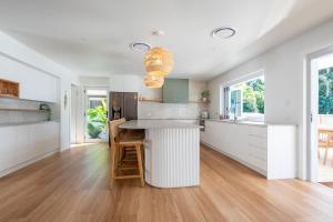 Amira Beach House - air conditioned, pool, walk to beach & cafes