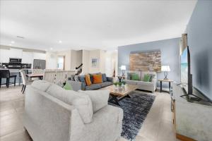 6 Bedrooms 6 Bathrooms Storey Lake 4633Tb