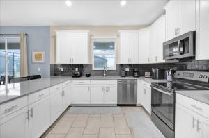 6 Bedrooms 6 Bathrooms Storey Lake 4633Tb