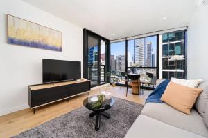 1B1B Sophisticated Apt Southern Cross AP-17 Pool Gym Balcony