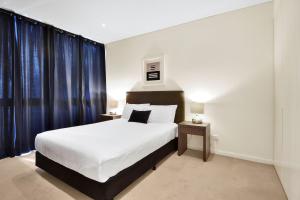 Large One Bedroom with Study-ALB09203