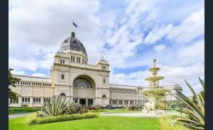 2Br2Ba Penthouse wHuge Balcony in CBD Gym Pool Will21