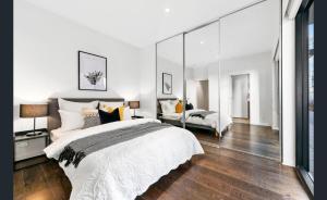 2Br2Ba Penthouse wHuge Balcony in CBD Gym Pool Will21