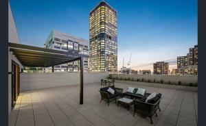 2Br2Ba Penthouse wHuge Balcony in CBD Gym Pool Will21