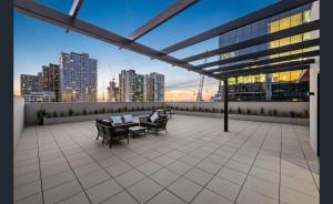2Br2Ba Penthouse wHuge Balcony in CBD Gym Pool Will21