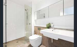 2Br2Ba Penthouse wHuge Balcony in CBD Gym Pool Will21