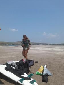 HENDROS SURF CAMP Pulau merah